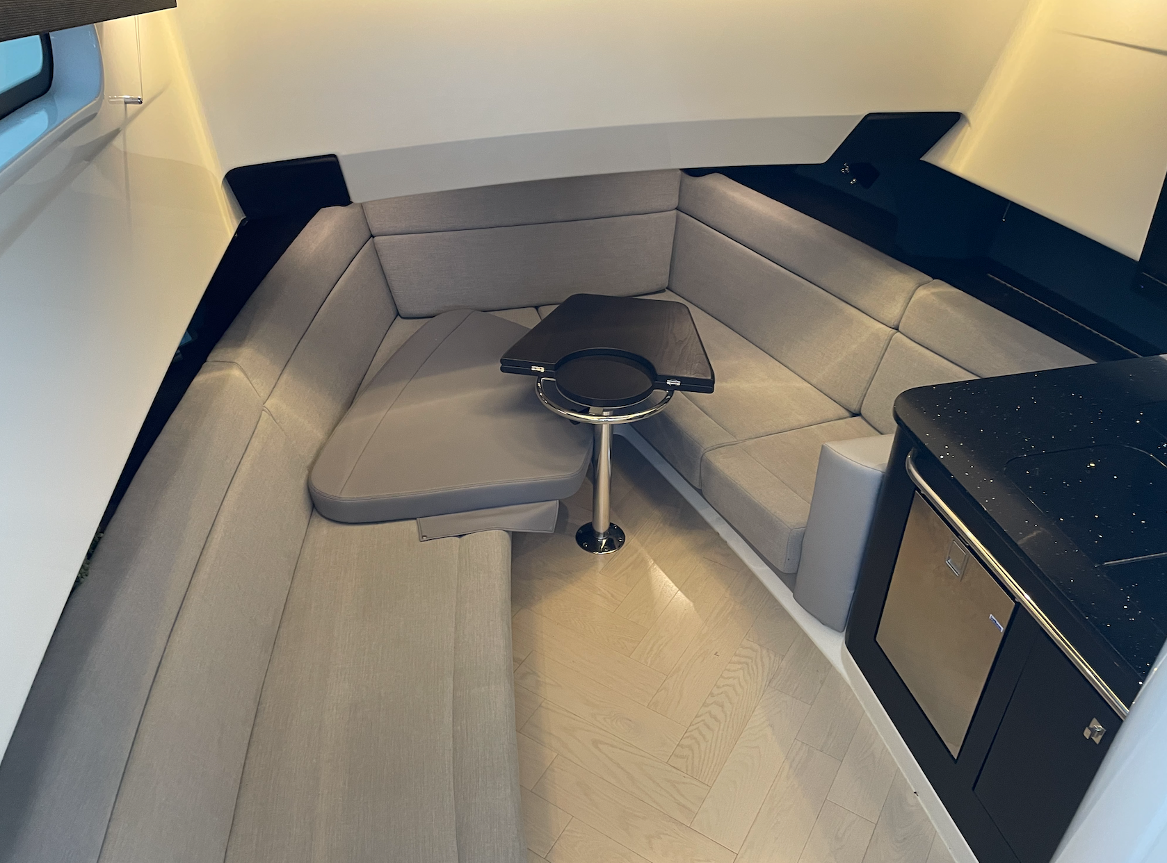 420 Outrage cabin, V-berth