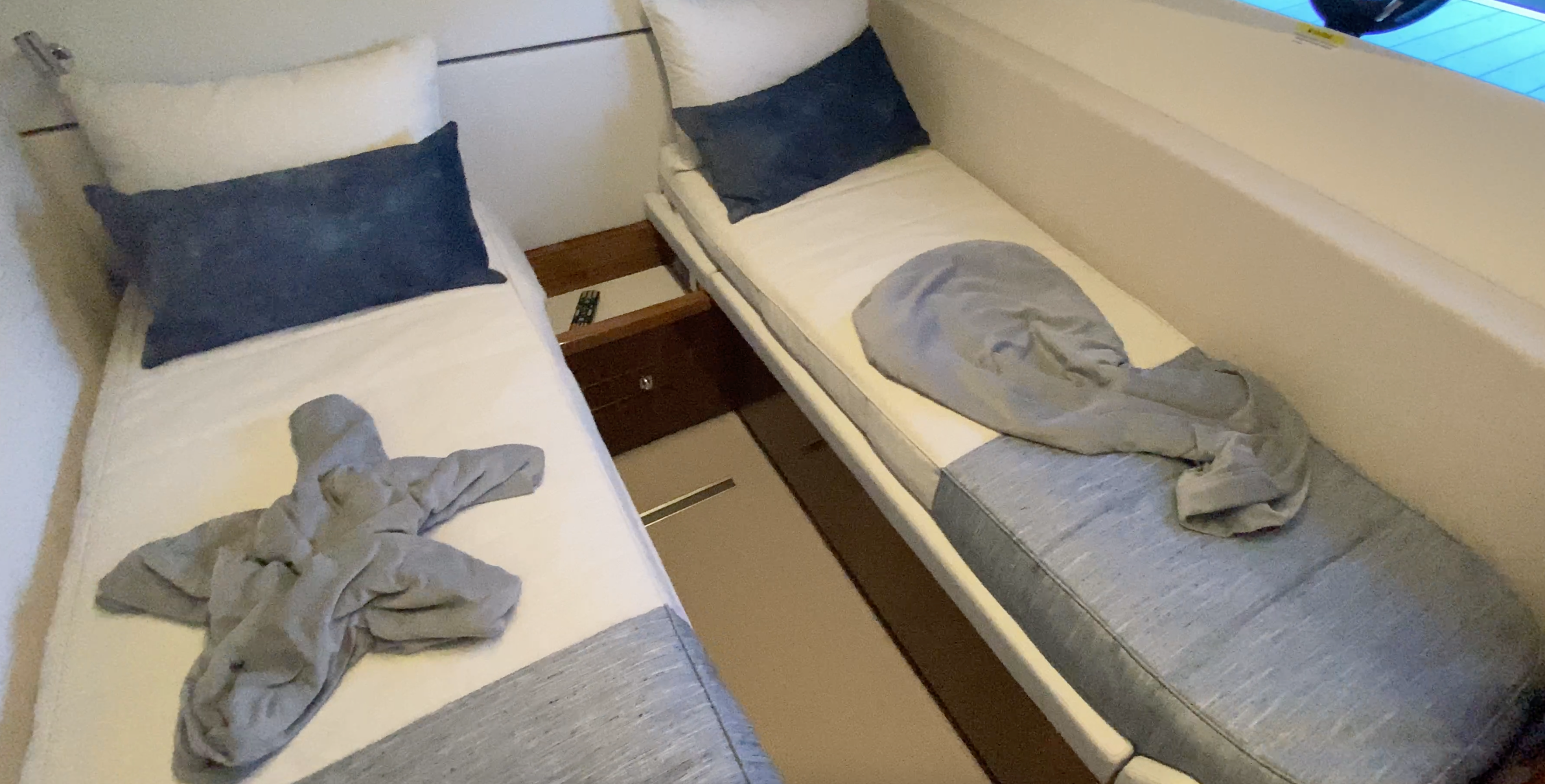 Riviera 645 SUV, guest cabin, beds split