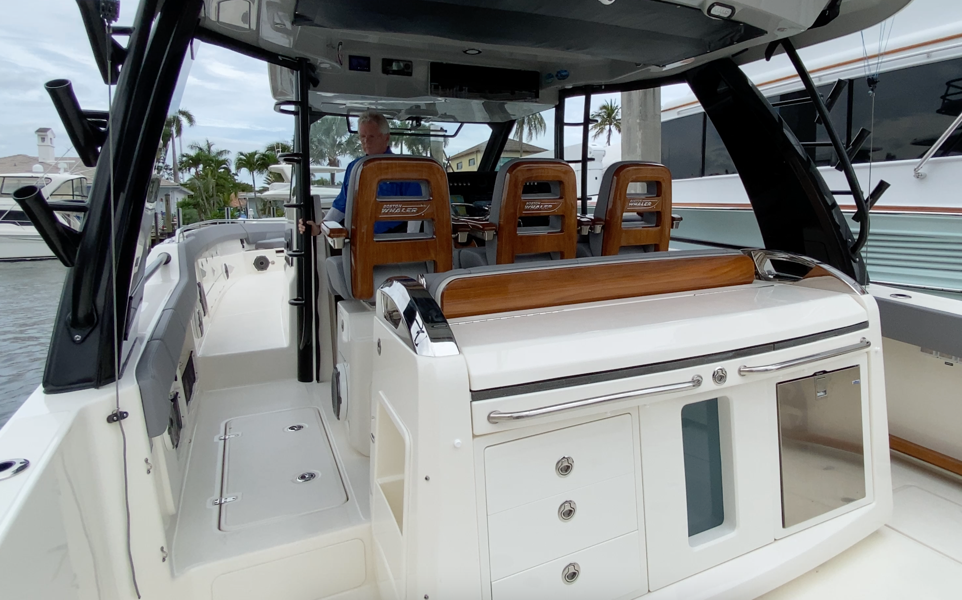 420 Outrage helm seats, teak upgrade, anniversary edition