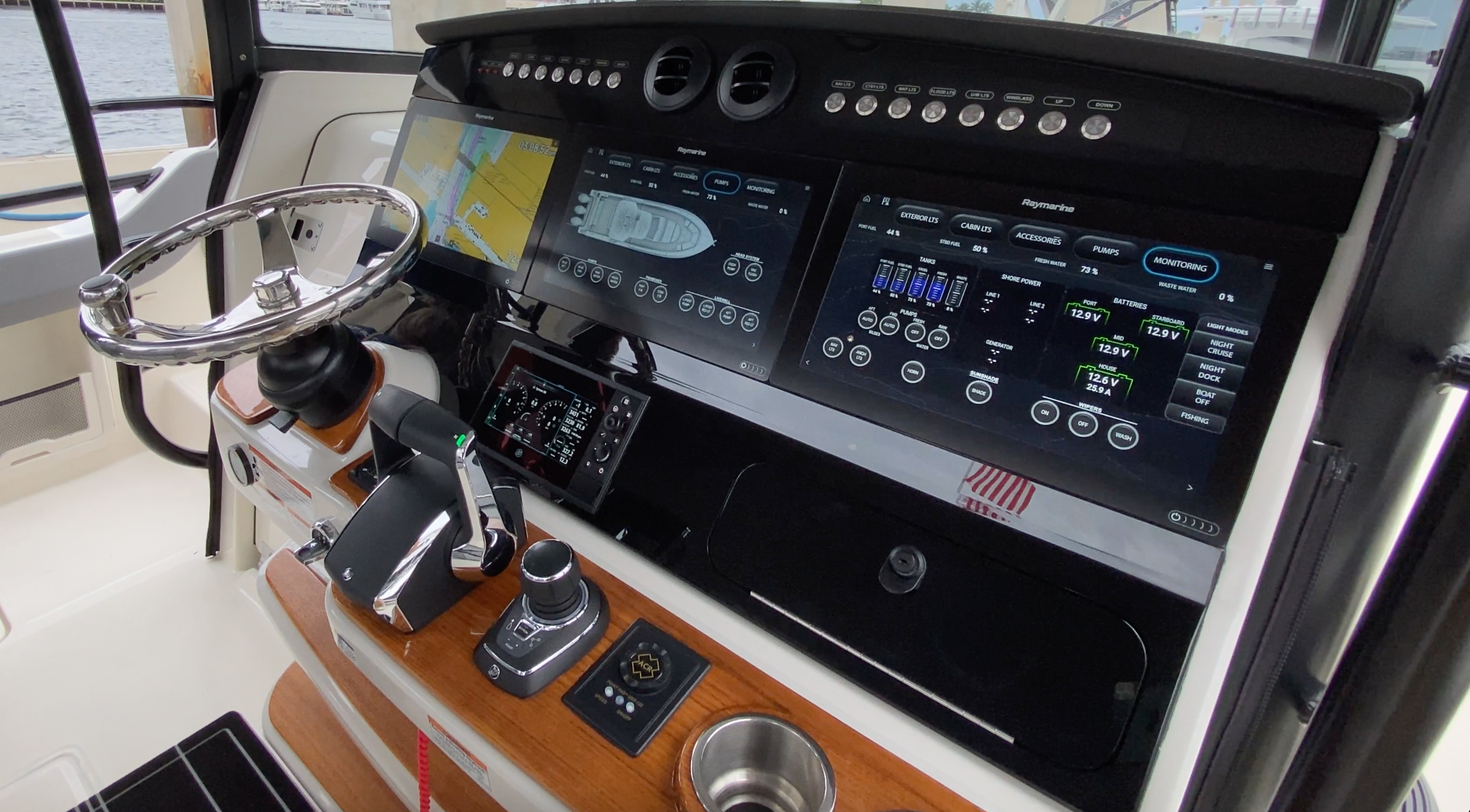 420 Outrage helm, Raymarine, displays, glass dash