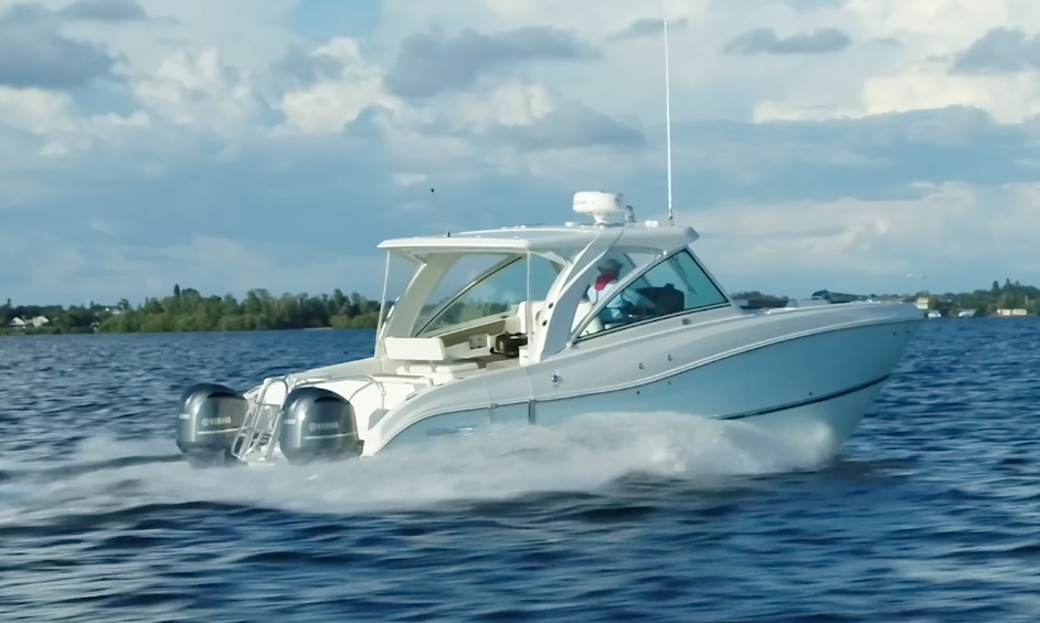 World Cat 325 DC, Yamaha 300s, Sharrow, BOATTest