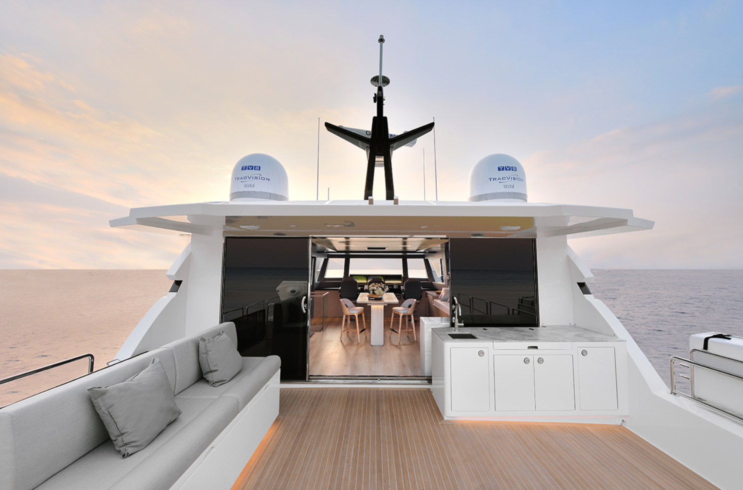 Horizon FD76 boat deck, flying bridge