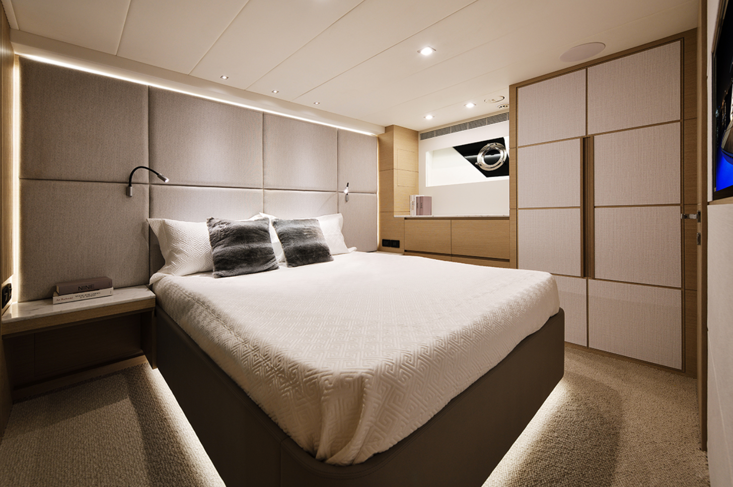 Horizon FD75 master, full beam master, centerline berth