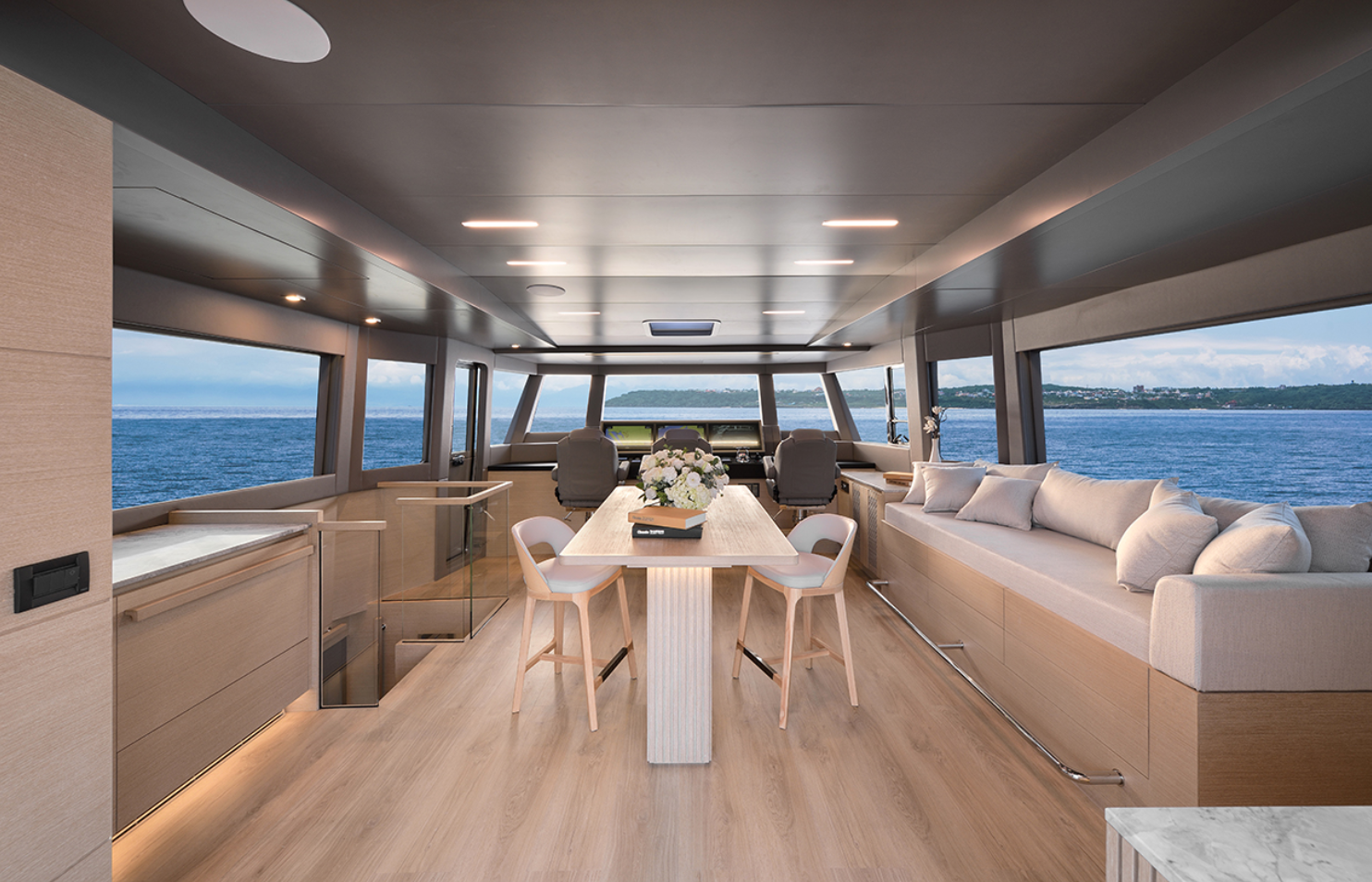 Horizon FD74 skylounge, enclosed flying bridge