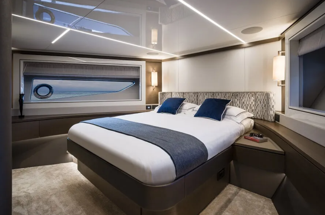 Sunseeker 90 VIP, private cabin in bow