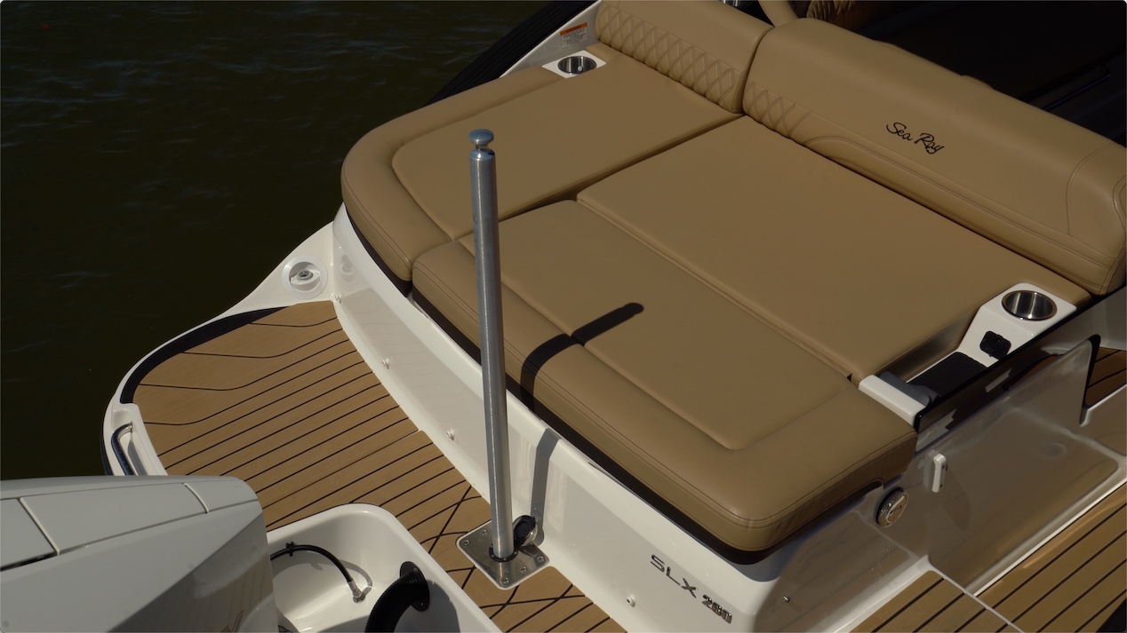 The Sea Ray SLX 260 aft sundae