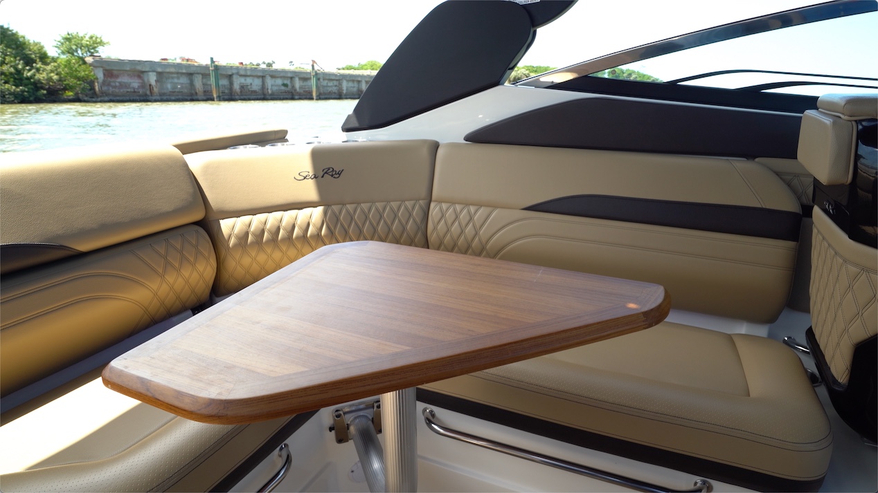 Cockpit seating of the Sea Ray SLX 260