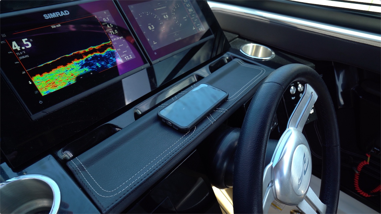 the helm of the Sea Ray SLX 260 Outboard