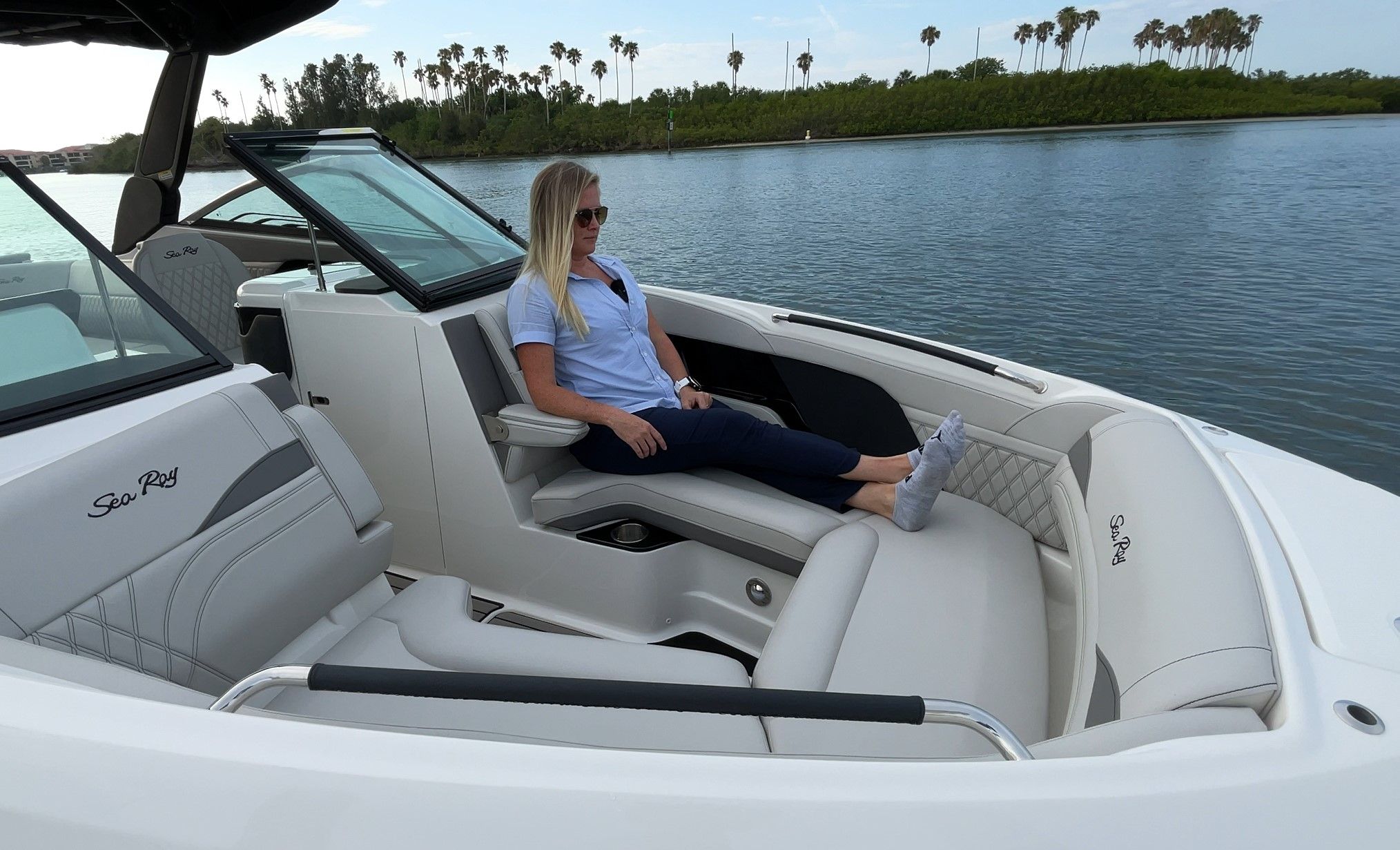 SeaRay SLX 280 sterndrive bow