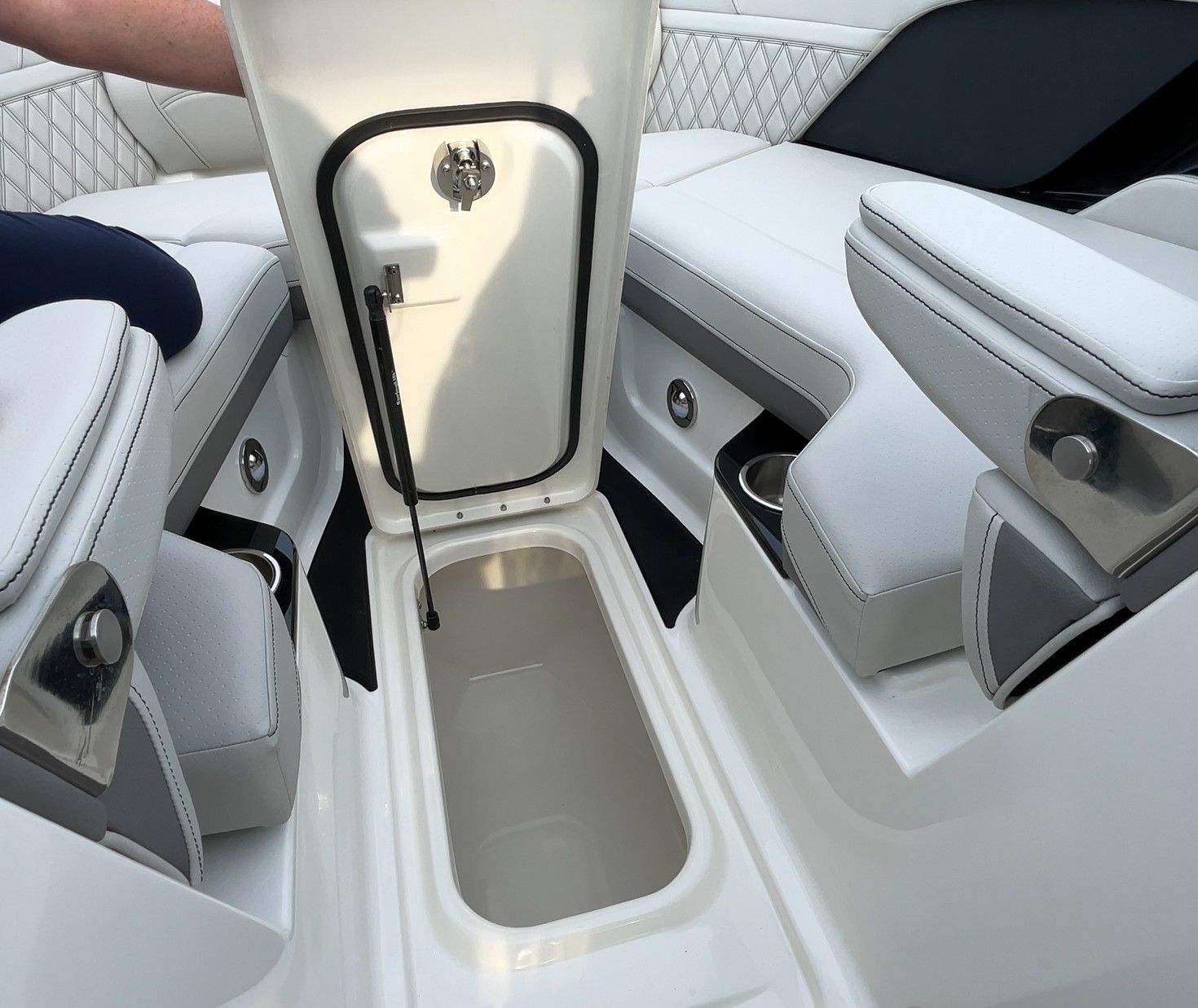 SeaRay SLX 280 sterndrive bow sole storage