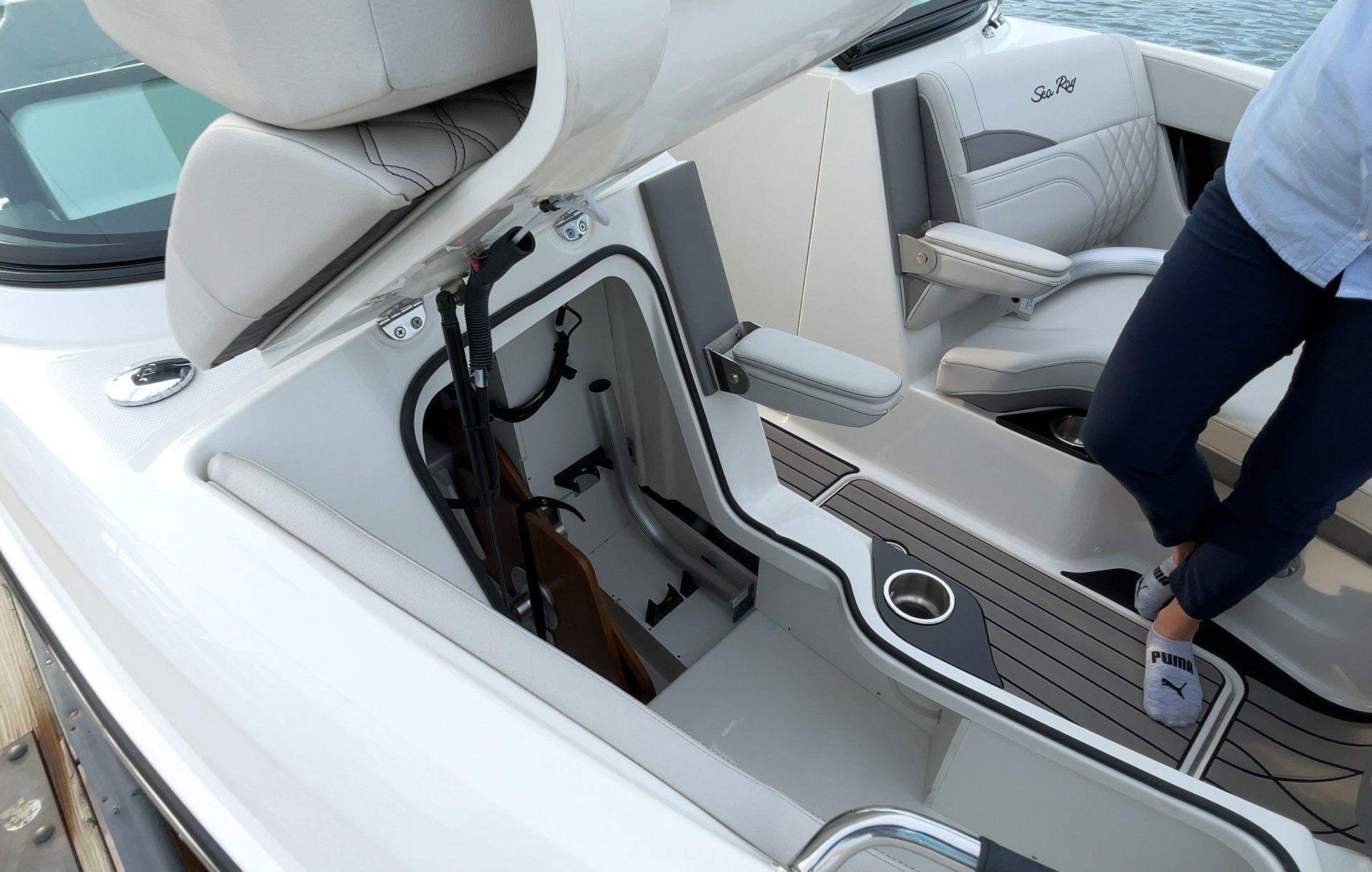 SeaRay SLX 280 sterndrive bow storage port