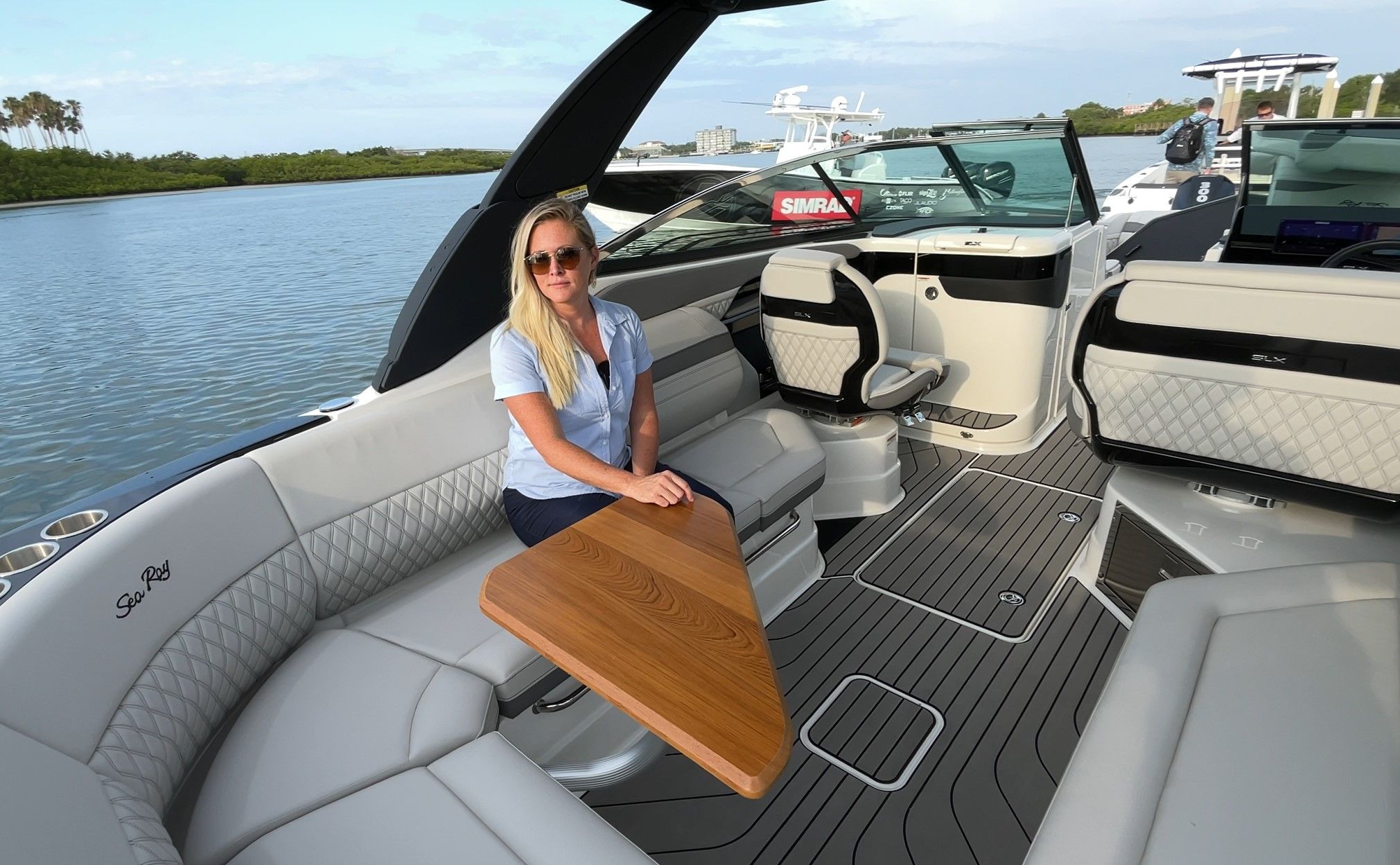 SeaRay SLX 280 sterndrive cockpit