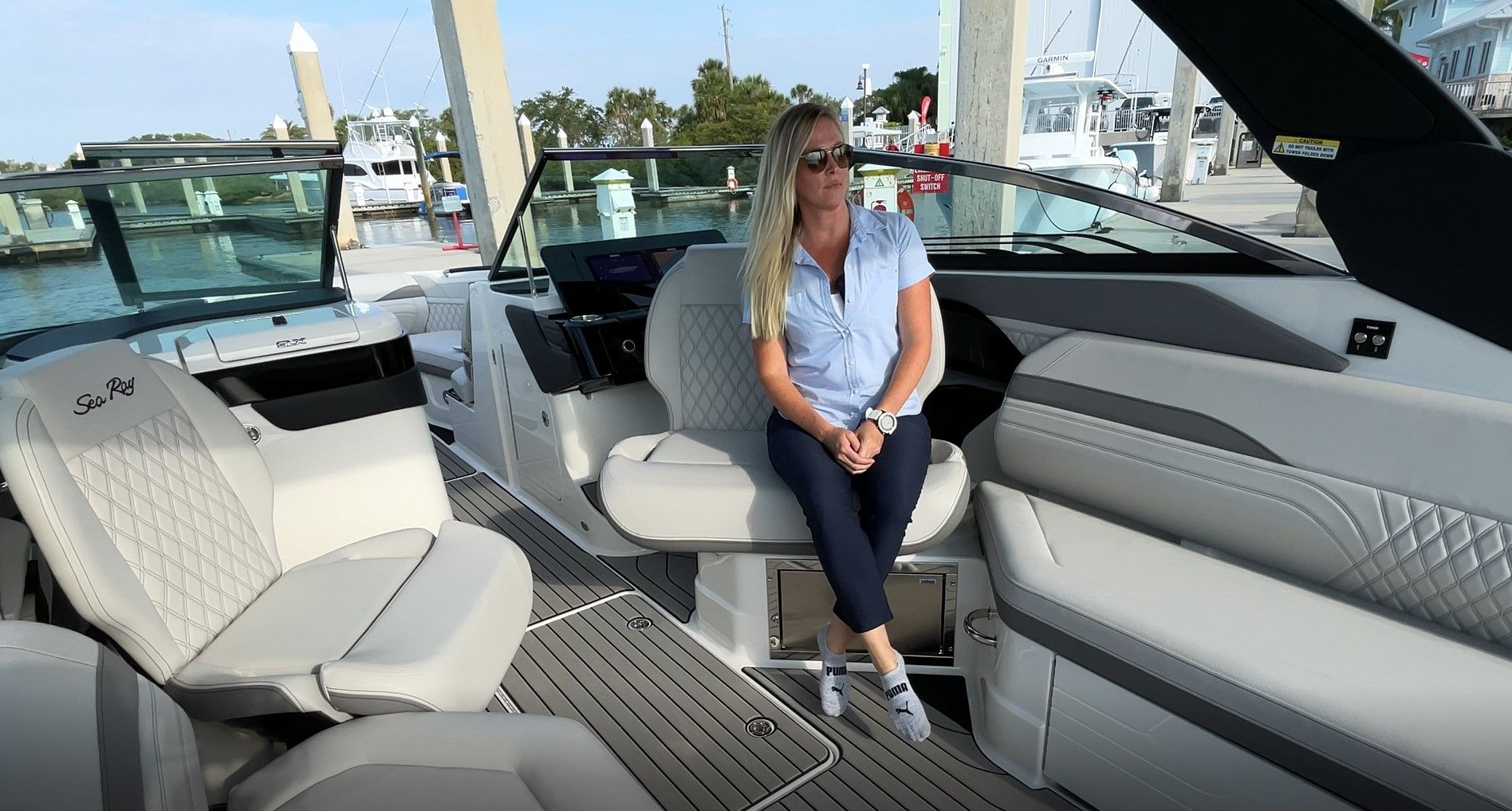 SeaRay SLX 280 sterndrive cockpit