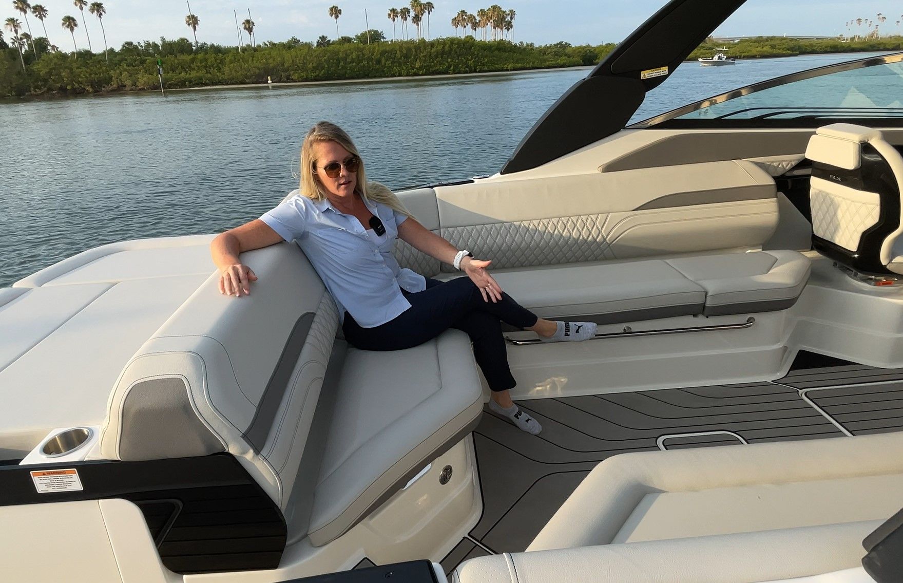 SeaRay SLX 280 sterndrive cockpit