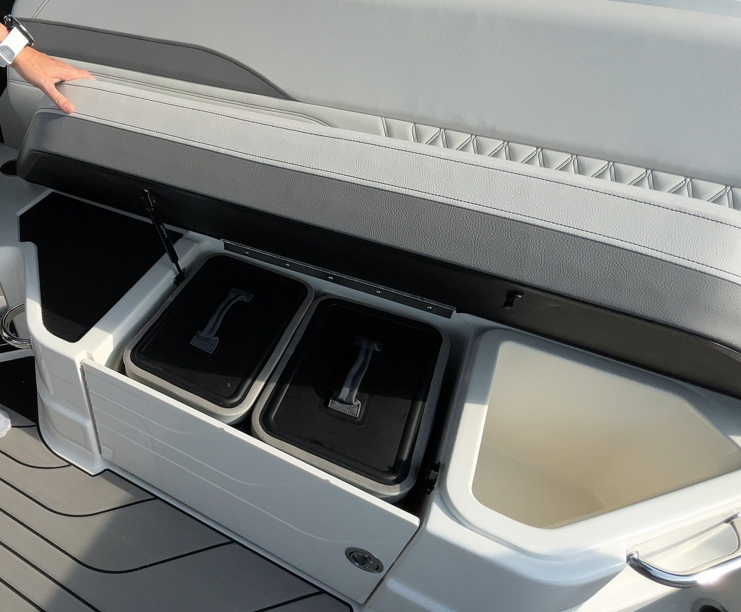SeaRay SLX 280 sterndrive coolers
