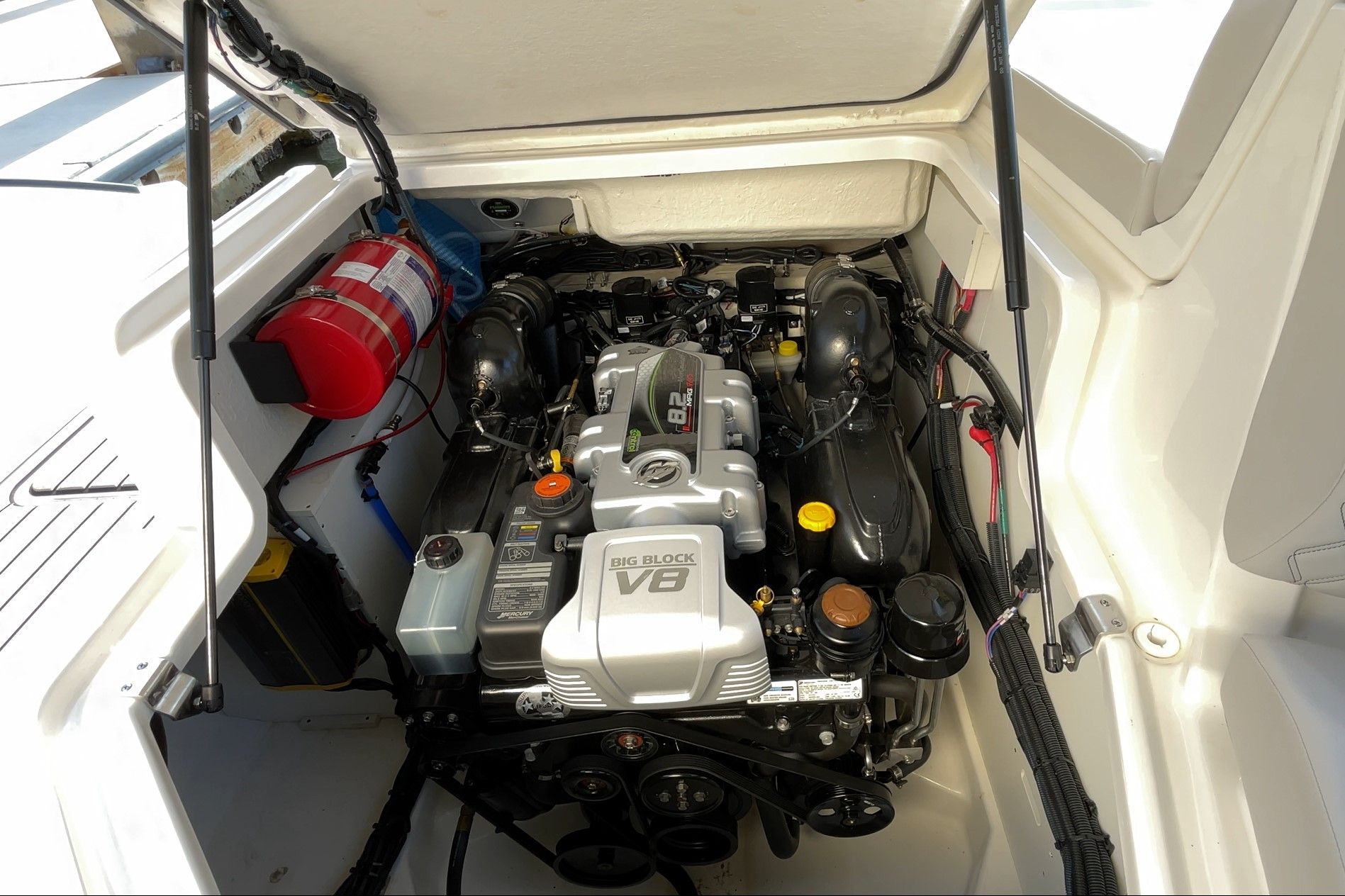 SeaRay SLX 280 sterndrive engine