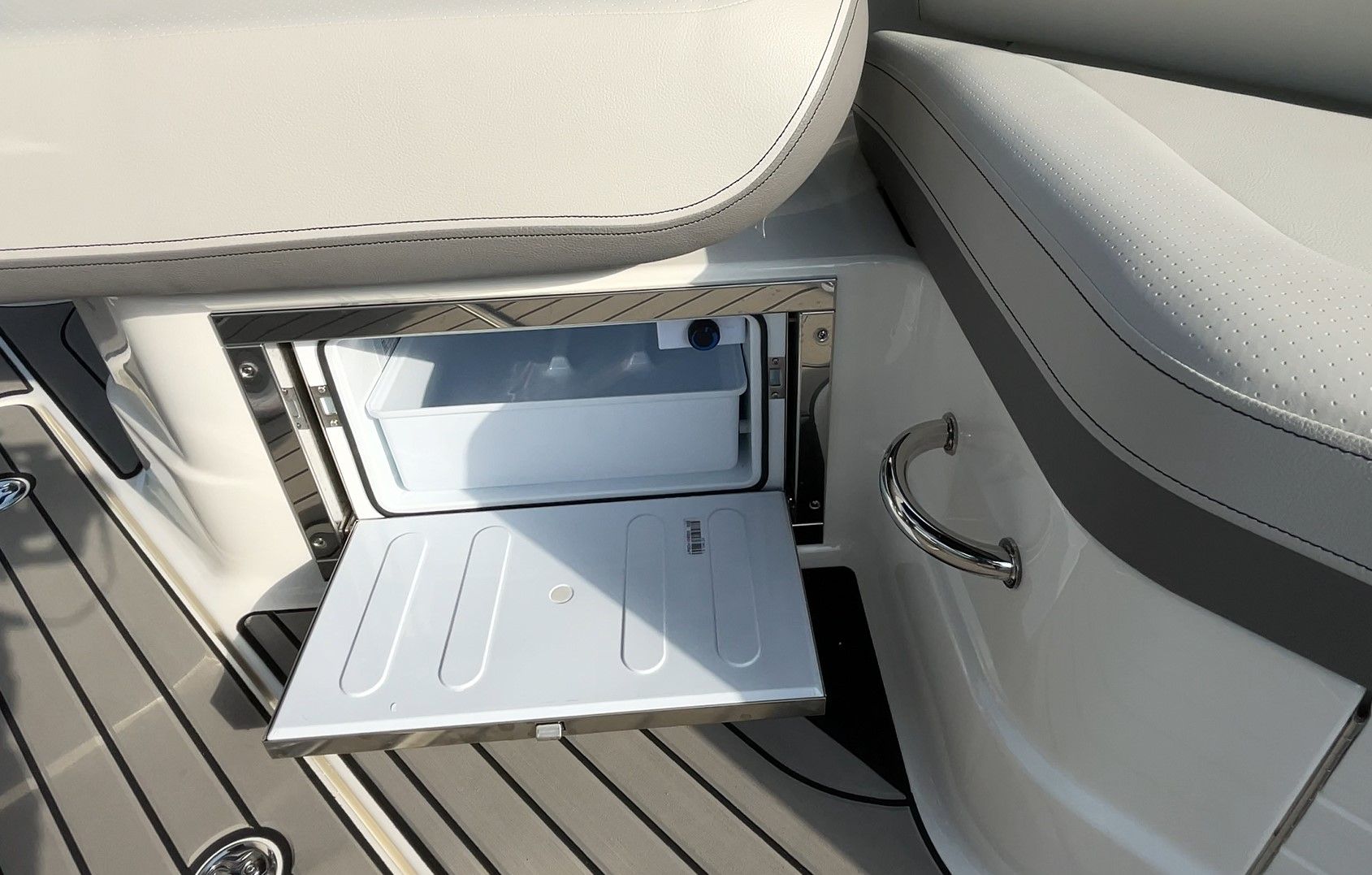 SeaRay SLX 280 sterndrive fridge