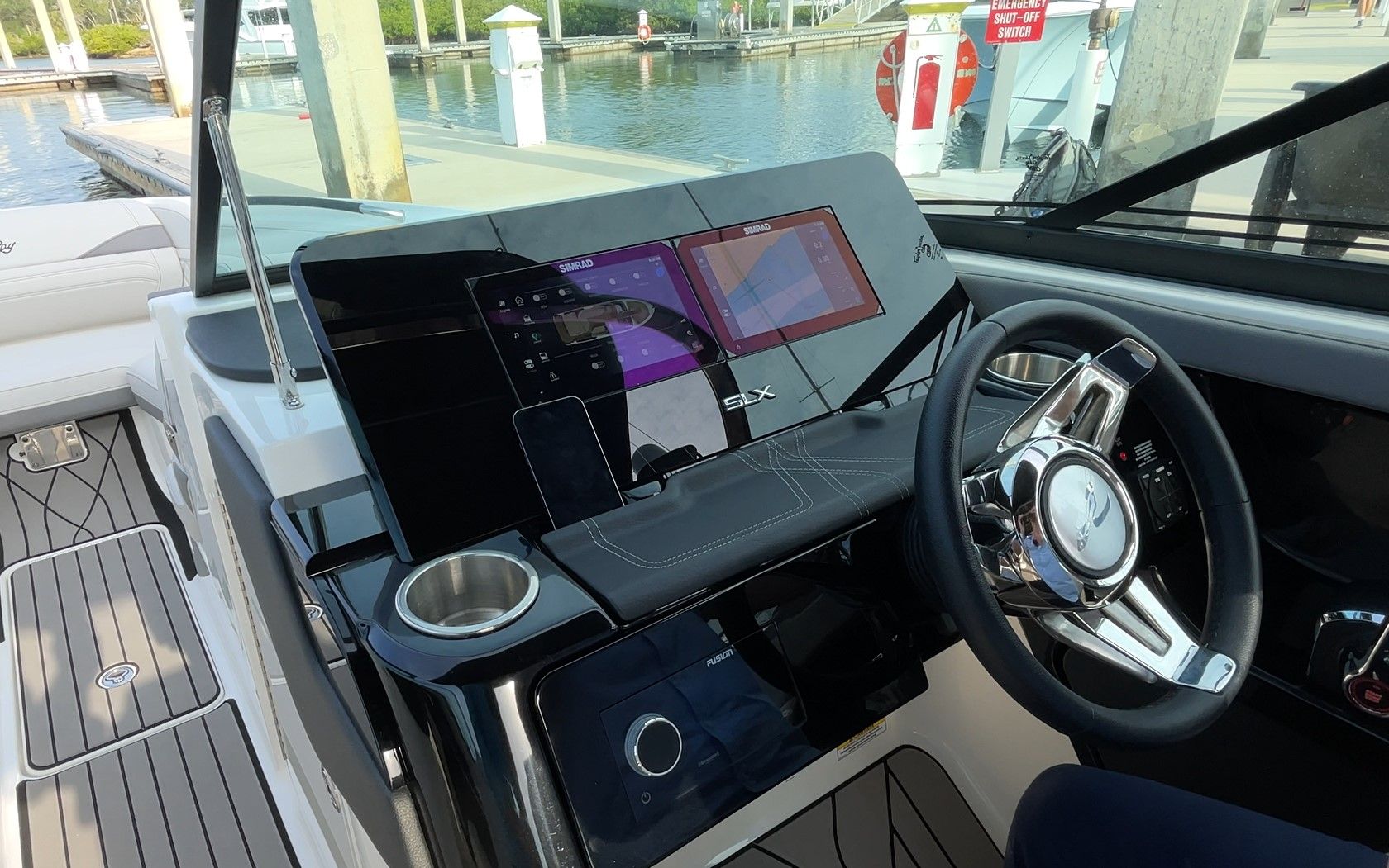 SeaRay SLX 280 sterndrive helm