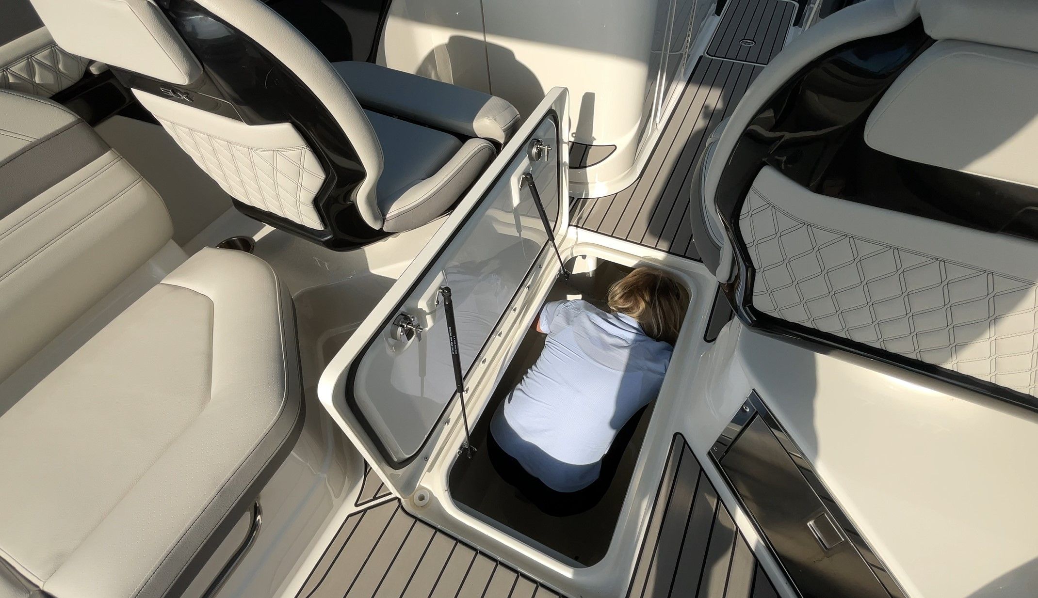 SeaRay SLX 280 sterndrive sole locker