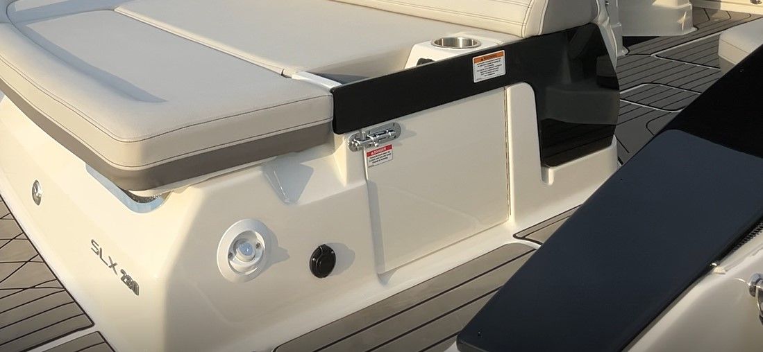 SeaRay SLX 280 sterndrive stern
