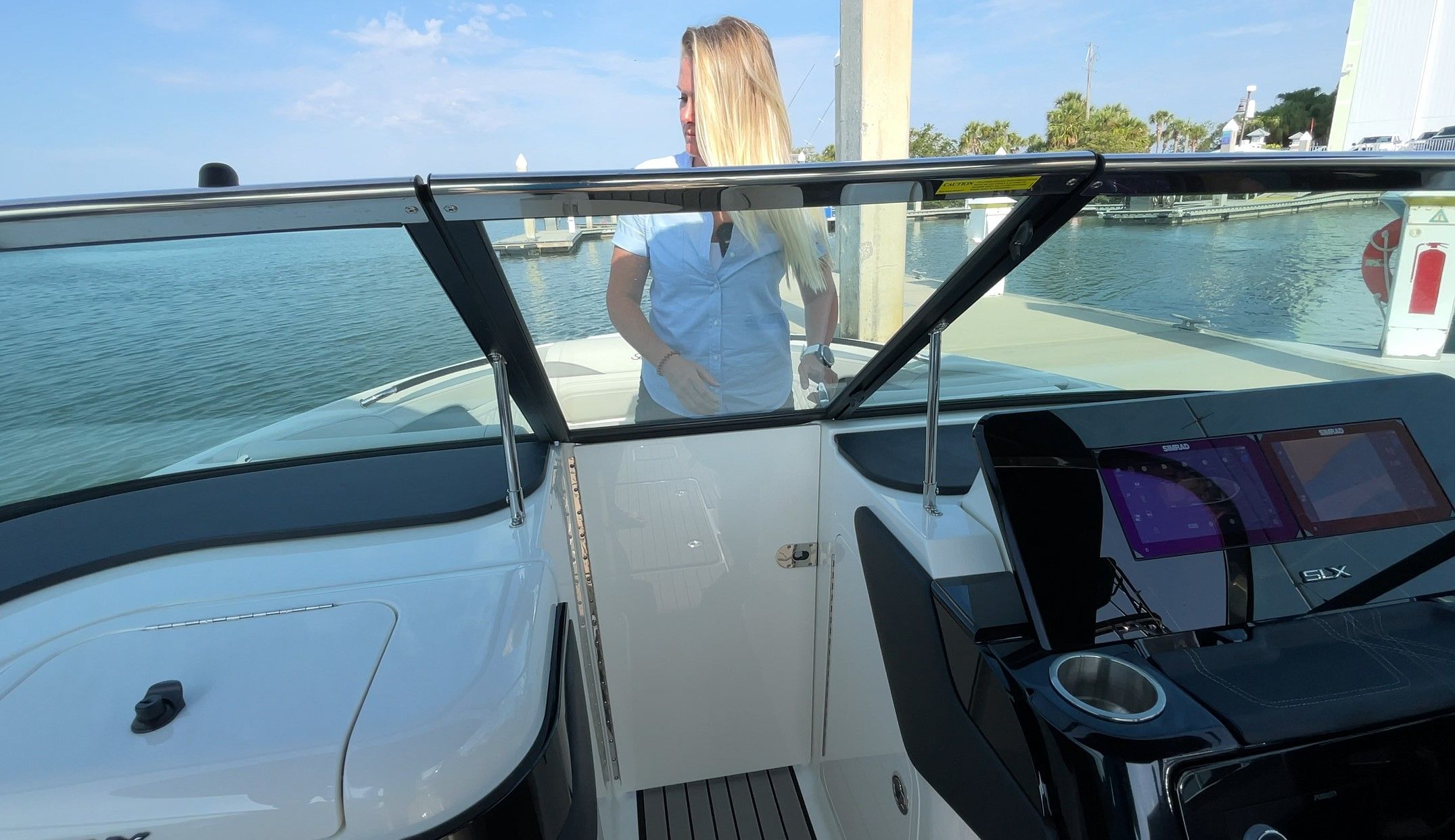 SeaRay SLX 280 sterndrive window