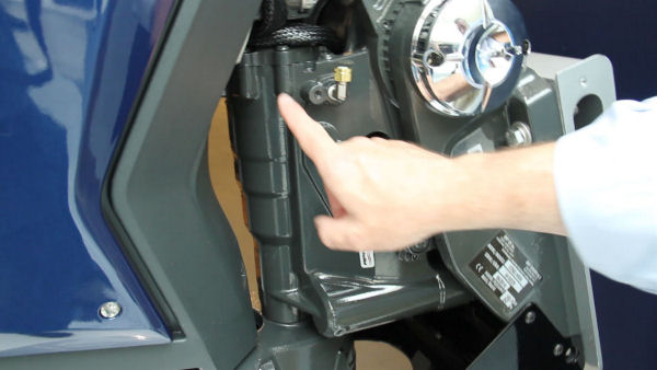 evinrude_etecg2250_steeringmovements_2015.jpg