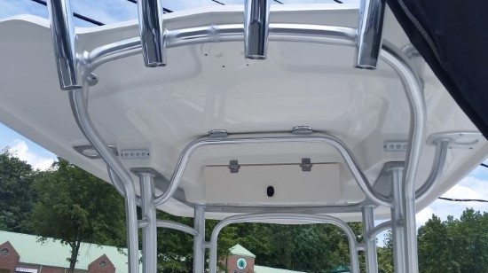 12 Important Features in a Center Console hard top