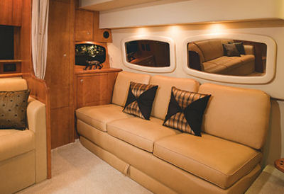 Cruisers Yachts 390 Sports Coupe Sofa