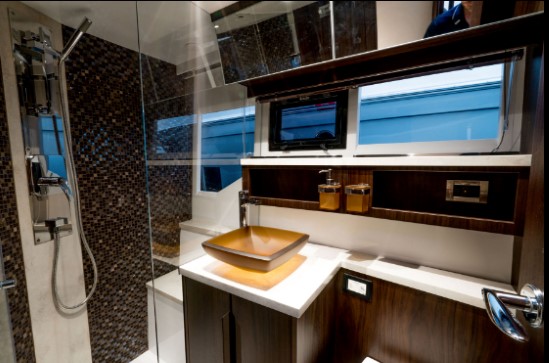 Galeon 510 Skydeck head