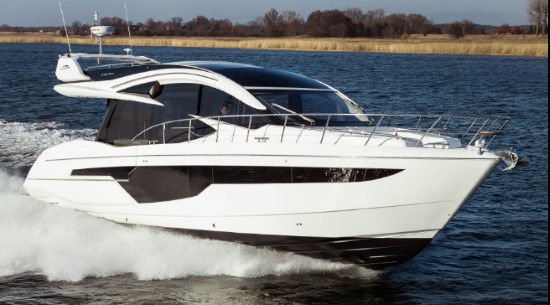 Galeon 510 Skydeck running