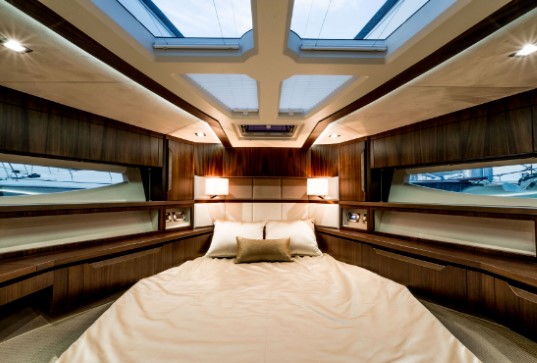 Galeon 510 Skydeck v berth