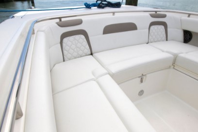 World Cat 280CC-X bow seats