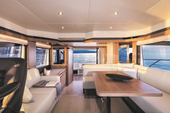 Absolute 58 Fly salon decor