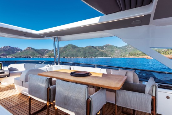 Absolute Navetta 73 al fresco dining