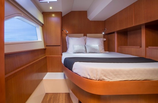 Aquila 44 island-style beds