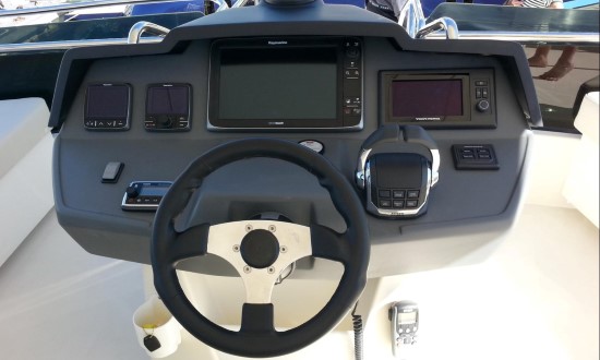 Aquila 44 helm station