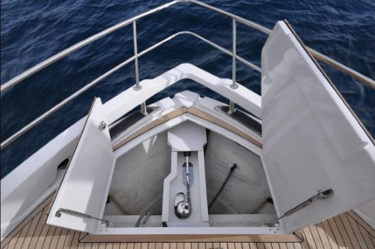 Azimut Verve 40 anchor locker