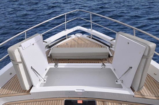 Azimut Verve 40 bow bench seat