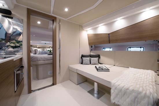 Azimut Verve 40 convertible berth