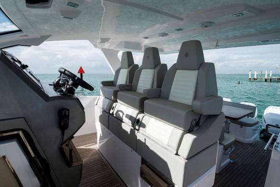 Azimut Verve 40 flip up bolsters