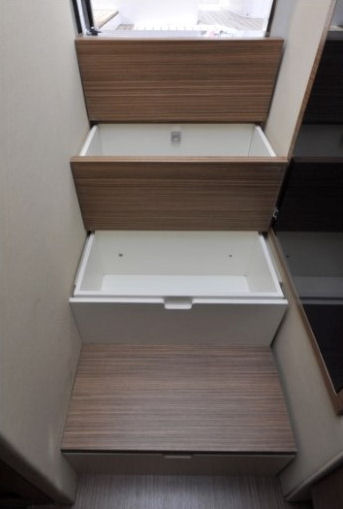 Azimut Verve 40 stairs