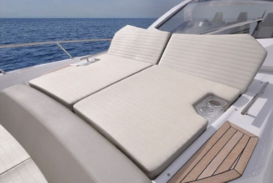 Azimut Verve 40 sun pad lounge