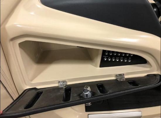 Barletta L25U glove box