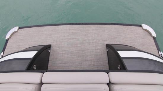 Bennington Q27 bow deck