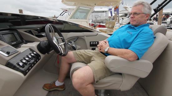 Bennington Q27 helm seat