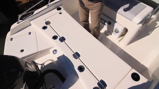 Boston Whaler 210 Dauntless aft casting deck