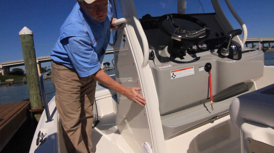 Boston Whaler 210 Dauntless supports
