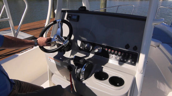 Boston Whaler 210 Dauntless helm