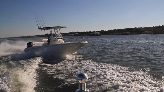 Boston Whaler 210 Dauntless running shot