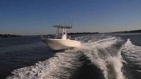Boston Whaler 210 Dauntless running shot